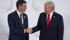 El apretón de manos entre Pedro Sánchez y Donald Trump en octubre del 2025.