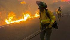 Varios bomberos trabajando en el incendio de Los Gallardos.