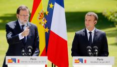 PARIS, FRANCE - JUNE 16:  Spanish Prime Minister Mariano Rajoy makes a statement next to French President Emmanuel Macron during a joint press conference after a working lunch at the Elysee Presidential Palace on June 16, 2017 in Paris, France. Rajoy met Macron to discuss the situation concerning the European Union.  (Photo by Chesnot/Getty Images)