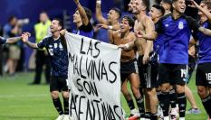 Los jugadores argentinos comienzan a desplegar una pancarta que reclama la soberanía sobre las Malvinas, tras el partido del Mundial 2026 ante Inglaterra.
