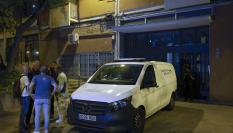 Vista del edificio donde una mujer de 34 años de edad ha sido asesinada a puñaladas por su pareja en un domicilio de Barcelona, en la noche del 28 al 29 de julio de 2026.