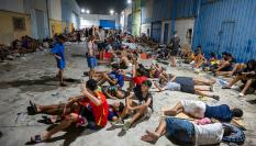 Jóvenes marroquíes, hacinados en el suelo tras la entrada ilegal masiva en Ceuta