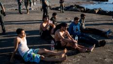 Migrantes recién llegados a nado a la costa de Ceuta desde Marruecos.