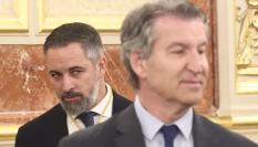 El líder de Vox, Santiago Abascal, tras el presidente del PP, Alberto Núñez Feijóo; en una imagen de archivo