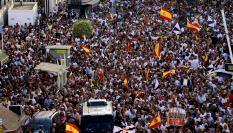 Miles de ceutíes, concentrados en la Plaza de la Constitución de Ceuta, en una multitudinaria manifestación convocada por las comunidades religiosas, el 10 de agosto de 2026.