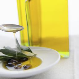 Piden a Sanidad la retirada del aceite de orujo de oliva: un análisis de la OCU revela trazas de hidrocarburos aromáticos por encima de los niveles admisibles