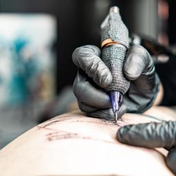 La ciencia lo confirma: así afecta la tinta de los tatuajes al sistema inmunitario