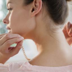 Bicarbonato para los pobres, joyeros para los ricos: lo que la limpieza de tus collares dice de tu cuenta bancaria