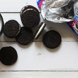 162 galletas Oreo en cinco minutos: un británico de 22 años bate el récord mundial que resistía desde 2020