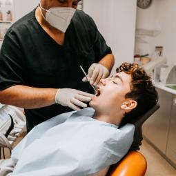 Javier Calatrava, odontólogo, sobre el implante dental: "Cuando te lo pones, te casas con él"