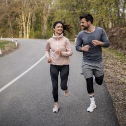 De la cerveza en el bar a una cita en un club de pádel: así están cambiando las formas de ligar