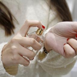 Dos dermatólogas resuelven la duda de si el perfume se pone sobre la piel o en la ropa