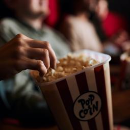Intentan entrar al cine con comida y bebida de fuera, les prohíben la entrada y cae una multa inmediata de 12.000 euros