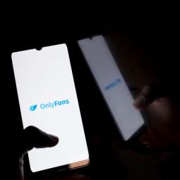 8 horas al día respondiendo desde Kenia a hombres que creen hablar con creadoras de OnlyFans: así trabajan por 400 dólares al mes los nuevos 'chatters' de la industria del contenido adulto