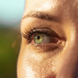 Ni natación ni boxeo: el ejercicio que la mayoría de los oftalmólogos desaconsejan a los enfermos de glaucoma es levantar pesas aguantando la respiración