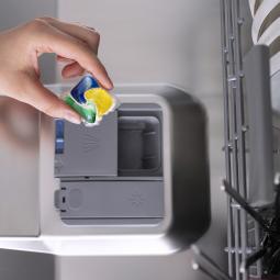 Carolyn Forté, experta con 40 años de experiencia, aclara cuál es la mejor forma de llenar el lavavajillas: "Los cuchillos hacia abajo y las cucharas se colocan alternas"