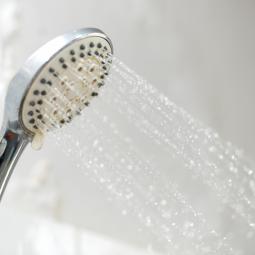 Norbert Endres, asesor energético, sobre ducharse en días fríos: "Ventile lo antes posible, el baño no debería ser de tus cuartos más fríos"