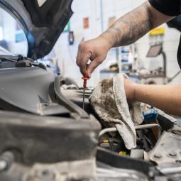 Felipe, mecánico, sobre la importancia de cambiar el aceite del coche regularmente: "Entre los 95 y los 2.700 euros creo que no hay color"