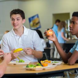 Dani, estudiante español en EEUU, sobre la comida del instituto: "Aunque tenga muy buena pinta, realmente no sabe bien"