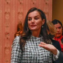El conjunto solidario con el que Letizia vuelve a dejar claro su apoyo a las víctimas de explotación sexual