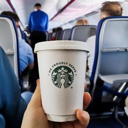 Álex, azafato, advierte a todos los que piden café en un vuelo: "Esa agua permanece allí durante mucho tiempo"