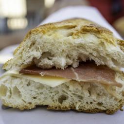 Un veterinario explica por qué "la teoría del bocata" tiene sentido como origen del brote de peste porcina africana