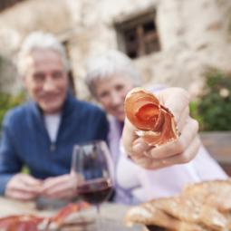 Enrique Tomás desmonta el mito más extendido sobre cómo acompañar el jamón y su aviso sobre el vino tinto es tajante: "Es el peor maridaje"