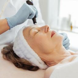 "La piel no es una tendencia pasajera": los dermatólogos advierten de los peligros de someterse a tratamientos estéticos sin la información necesaria