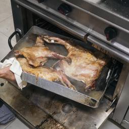 Macario, carnicero: "Probablemente el cordero llegue a los 25 euros el kilo. Es un disparate"