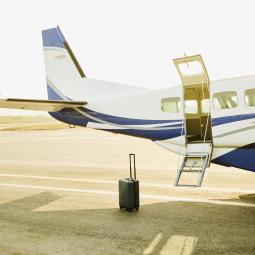 Multan a un hombre con 3.901 euros tras llegar a un aeropuerto con artículos de lujo valorados en más de 105.000 euros