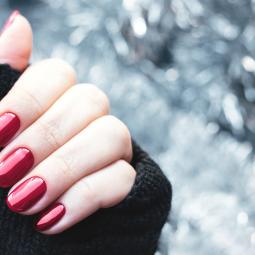 Esta es la manicura más deseada para Navidad y hacerla en casa es muy fácil