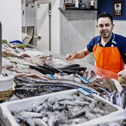 Luis, pescadero: "A la merluza se le tiene que quitar esta parte porque está llena de parásitos"