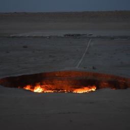 Investigan los orígenes de la "puerta del infierno", que lleva 54 años ardiendo, y llegan a un callejón sin salida
