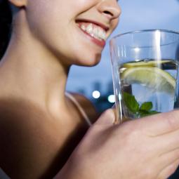 Una profesora de nutrición desmiente el mito más extendido sobre el agua caliente con limón