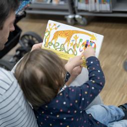 Amelia, periodista, apunta las lecciones que le enseñó su padre artista: "No pospongas ni esperes a que llegue la inspiración"