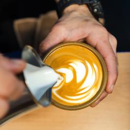 La dueña de una cafetería explica cómo saber si el café de especialidad que te están sirviendo realmente lo es