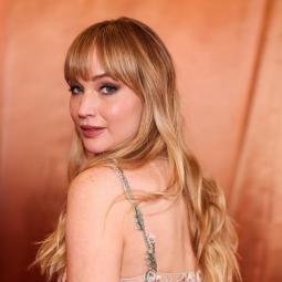 Jennifer Lawrence triunfa en la alfombra roja de los Globos de Oro con el 'vestido desnudo' más romántico