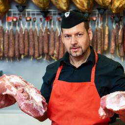 Meriam, 31 años, tras comer 800 gramos de carne todos los días: "Iba al baño una vez cada dos semanas"
