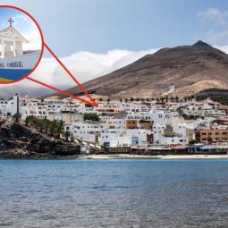 El pueblo de Canarias con una ermita que llegó por mar: los altares están hechos con conchas