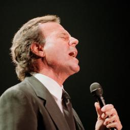 Julio Iglesias se pronuncia por primera vez tras las denuncias de agresión sexual y dice que todo se va a aclarar