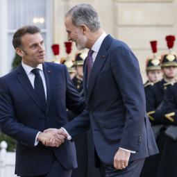 Una experta en Casa Real se fija en lo que hace Macron justo al lado del rey Felipe VI: "Es un gesto impropio"