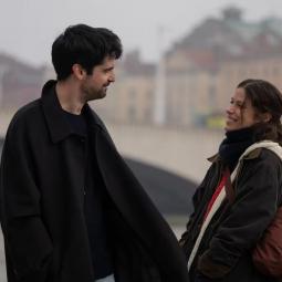 En 'The Guardian' no salen de su asombro ante esta serie española: "Deja a las demás como si las hubiera escrito una IA"