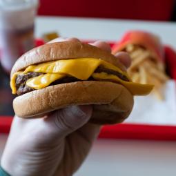 Los médicos de cabecera y farmacéuticos de un pueblo de 40.000 habitantes, en pie de guerra contra una cadena de comida rápida: "Estamos seriamente preocupados por su llegada"