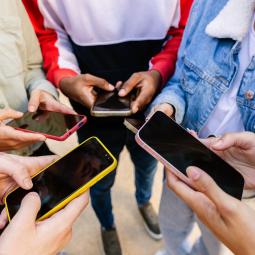 Una adolescente de 17 años ha encuestado a 1.084 chicas de su edad sobre lo que sienten en redes sociales, y se ha borrado TikTok e Instagram tras leer las respuestas