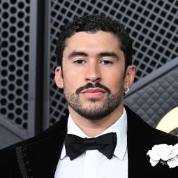 Bad Bunny no solo hizo historia en los Grammy con su premio y su discurso, también con su traje