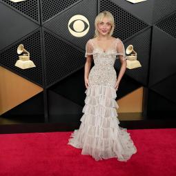 La alfombra roja de los Grammy: de una radiante Sabrina Carpenter a las bailarinas verdes de Harry Styles