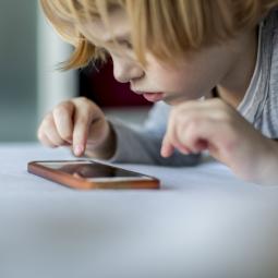 Un pueblo irlandés de 22.000 habitantes logra que el 70% de los padres firme un pacto para no dar móvil a sus hijos antes de los 12 años: las lágrimas en las puertas del colegio fueron la señal