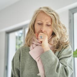 Peter Kardos, neumólogo: "En las mujeres, la sensibilidad del reflejo de la tos es mucho mayor que en los hombres"