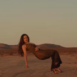 Rosalía levita entre el lujo con el misticismo de Santa Teresa de Jesús en el vídeo de 'Sauvignon Blanc'