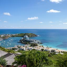 Gianni, argentina, sobre la frontera de la isla que pertenece a dos países distintos: "Se puede cruzar libremente caminando"